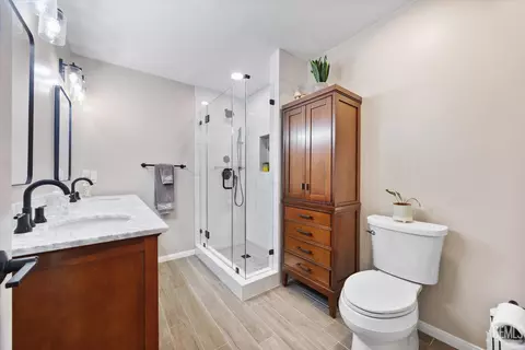 Bath - 23461 Cool Haven Ct, Tehachapi, CA 93561 photo 2 of 3
