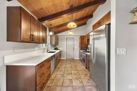 Kitchen - 23461 Cool Haven Ct, Tehachapi, CA 93561 photo 2 of 4
