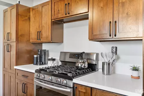 Kitchen - 23461 Cool Haven Ct, Tehachapi, CA 93561 photo 3 of 4