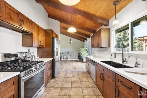 Kitchen - 23461 Cool Haven Ct, Tehachapi, CA 93561 photo 4 of 4
