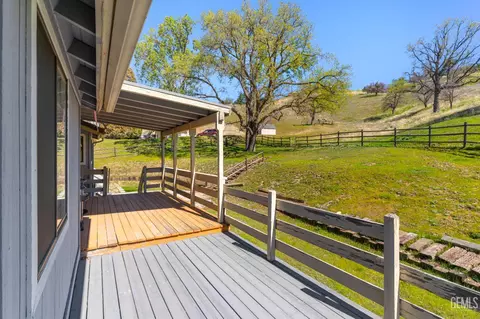 Exterior - 23480 Meadow View Ct, Tehachapi, CA 93561 photo 4 of 8