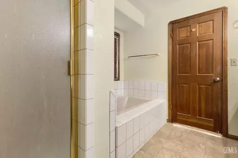 Bath - 23480 Meadow View Ct, Tehachapi, CA 93561 photo 2 of 3