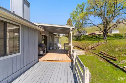 Exterior - 23480 Meadow View Ct, Tehachapi, CA 93561 photo 3 of 8