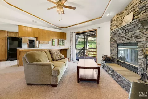 Living - 23480 Meadow View Ct, Tehachapi, CA 93561 photo 1 of 4