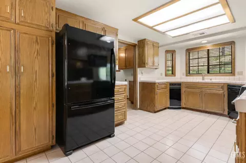 Kitchen - 23480 Meadow View Ct, Tehachapi, CA 93561 photo 1 of 4