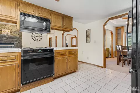 Kitchen - 23480 Meadow View Ct, Tehachapi, CA 93561 photo 3 of 4