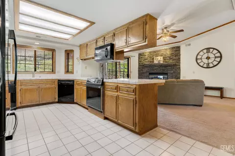 Kitchen - 23480 Meadow View Ct, Tehachapi, CA 93561 photo 2 of 4