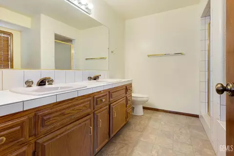 Bath - 23480 Meadow View Ct, Tehachapi, CA 93561 photo 1 of 3