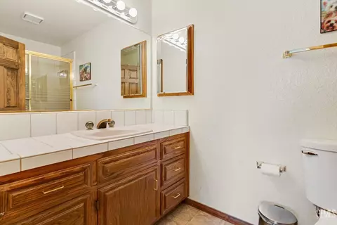 Bath - 23480 Meadow View Ct, Tehachapi, CA 93561 photo 3 of 3