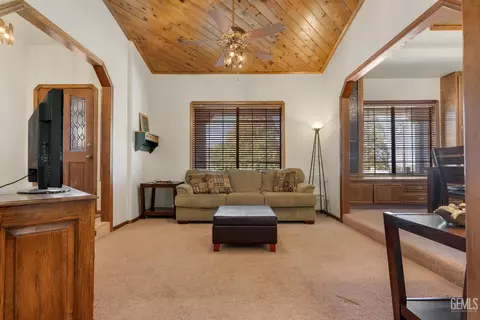 Living - 23480 Meadow View Ct, Tehachapi, CA 93561 photo 3 of 4