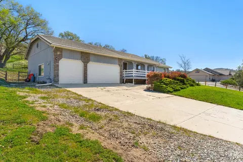 Exterior - 23480 Meadow View Ct, Tehachapi, CA 93561 photo 6 of 8