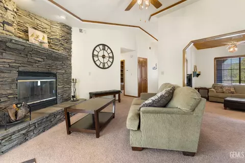 Living - 23480 Meadow View Ct, Tehachapi, CA 93561 photo 2 of 4