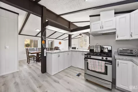Kitchen - 22560 Indian Oak Loop, Caliente, CA 93518 photo 5 of 6