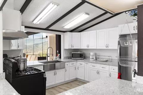 Kitchen - 22560 Indian Oak Loop, Caliente, CA 93518 photo 1 of 6