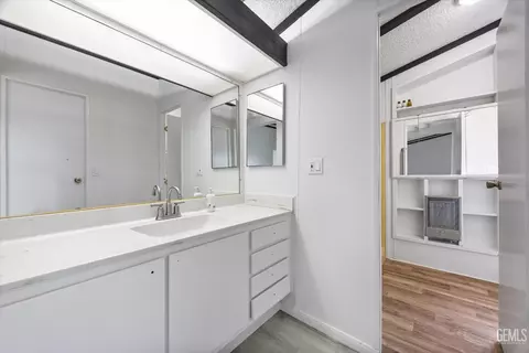 Bath - 22560 Indian Oak Loop, Caliente, CA 93518 photo 1 of 4