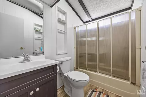Bath - 22560 Indian Oak Loop, Caliente, CA 93518 photo 3 of 4