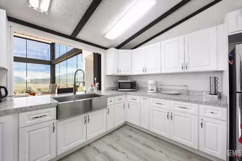 Kitchen - 22560 Indian Oak Loop, Caliente, CA 93518 photo 3 of 6