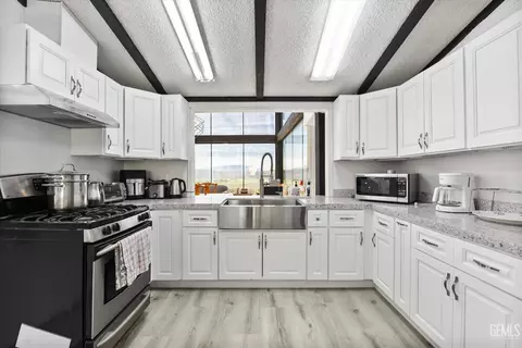 Kitchen - 22560 Indian Oak Loop, Caliente, CA 93518 photo 2 of 6