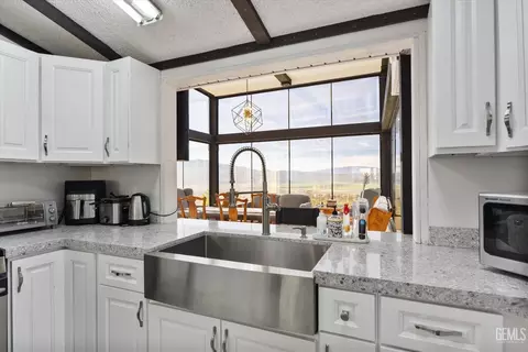 Kitchen - 22560 Indian Oak Loop, Caliente, CA 93518 photo 4 of 6
