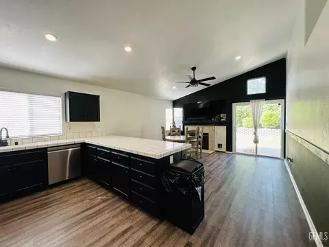 Kitchen - 8806 Rollingbay Dr, Bakersfield, CA 93312 photo 1 of 4