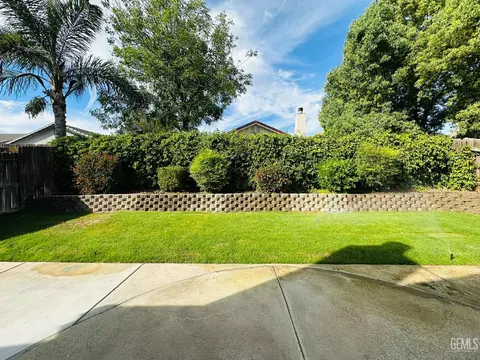 Exterior - 8806 Rollingbay Dr, Bakersfield, CA 93312 photo 7 of 8