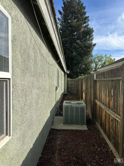 Exterior - 8806 Rollingbay Dr, Bakersfield, CA 93312 photo 4 of 8