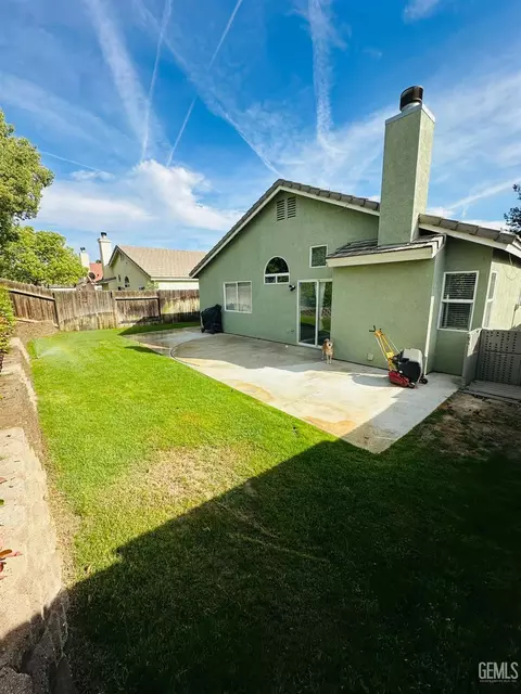 Exterior - 8806 Rollingbay Dr, Bakersfield, CA 93312 photo 6 of 8