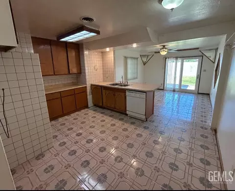 Kitchen - 344 Atkinson, Shafter, CA 93263 photo 1 of 2