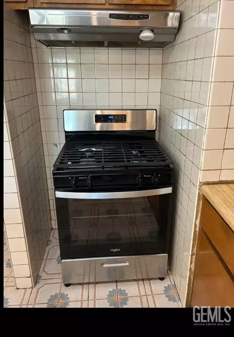 Kitchen - 344 Atkinson, Shafter, CA 93263 photo 2 of 2