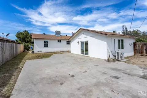 2700 Karen Pl, Bakersfield, CA 93307