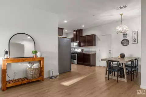 Entry Way - 3702 Balvicar Dr, Bakersfield, CA 93306 photo 5 of 7