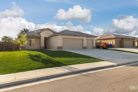 Exterior - 3702 Balvicar Dr, Bakersfield, CA 93306 photo 2 of 4