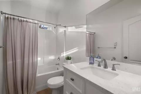 Bath - 3702 Balvicar Dr, Bakersfield, CA 93306 photo 3 of 3