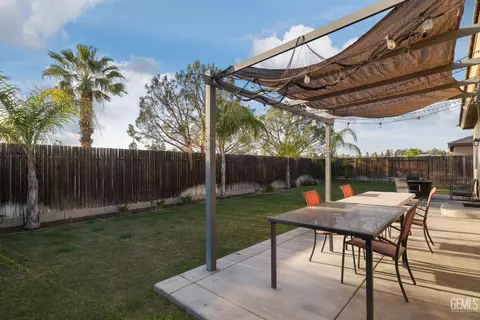 Exterior - 3702 Balvicar Dr, Bakersfield, CA 93306 photo 3 of 4
