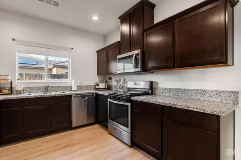 Kitchen - 3702 Balvicar Dr, Bakersfield, CA 93306 photo 1 of 3