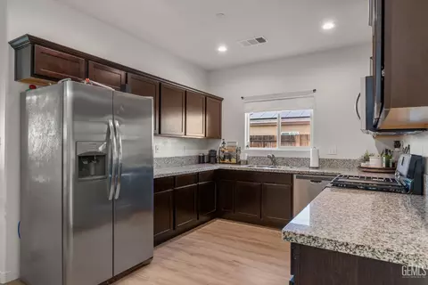 Kitchen - 3702 Balvicar Dr, Bakersfield, CA 93306 photo 2 of 3