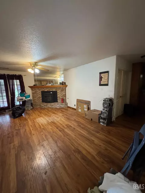 Living - 21604 Diane Ct, Tehachapi, CA 93561 photo 3 of 3