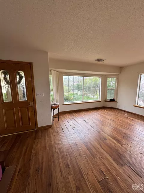 Living - 21604 Diane Ct, Tehachapi, CA 93561 photo 2 of 3