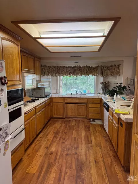 Kitchen - 21604 Diane Ct, Tehachapi, CA 93561 photo 1 of 1
