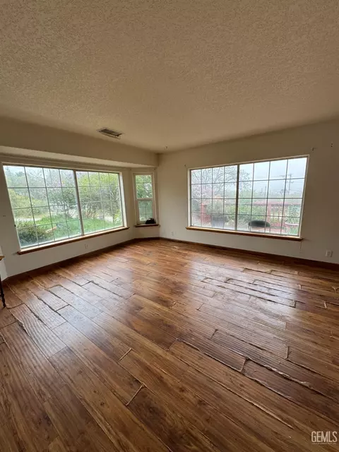 Living - 21604 Diane Ct, Tehachapi, CA 93561 photo 1 of 3