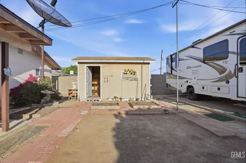 Exterior - 209 E Warren St, Taft, CA 93268 photo 3 of 4
