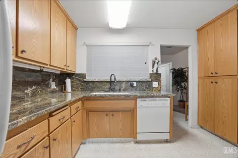 Kitchen - 209 E Warren St, Taft, CA 93268 photo 2 of 4