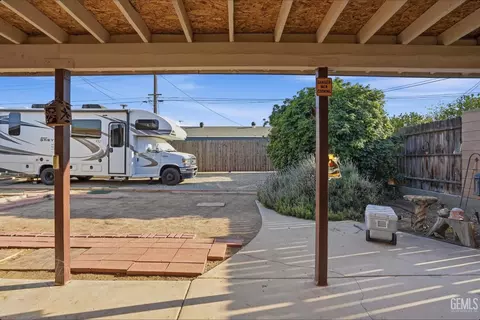 Exterior - 209 E Warren St, Taft, CA 93268 photo 4 of 4