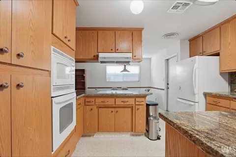 Kitchen - 209 E Warren St, Taft, CA 93268 photo 1 of 4