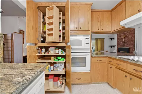 Kitchen - 209 E Warren St, Taft, CA 93268 photo 3 of 4