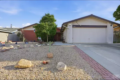 Exterior - 209 E Warren St, Taft, CA 93268 photo 1 of 4