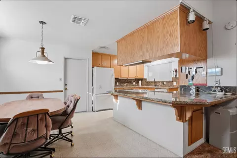 Kitchen - 209 E Warren St, Taft, CA 93268 photo 4 of 4