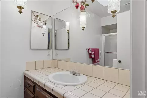 Bath - 209 E Warren St, Taft, CA 93268 photo 1 of 3