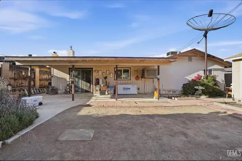 Exterior - 209 E Warren St, Taft, CA 93268 photo 2 of 4