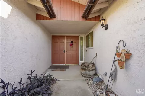 Entry Way - 209 E Warren St, Taft, CA 93268 photo 1 of 2